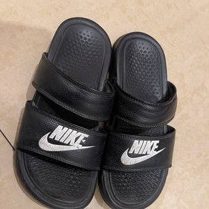 WORN NIKE WOMENS BENASSI DUO SLIDE SANDAL